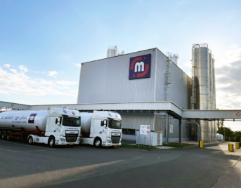 Foto gebouw SSP met vrachtwagens