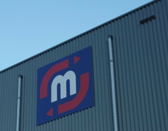 Logo op pand Heerenveen links SAM 6766 kopie2